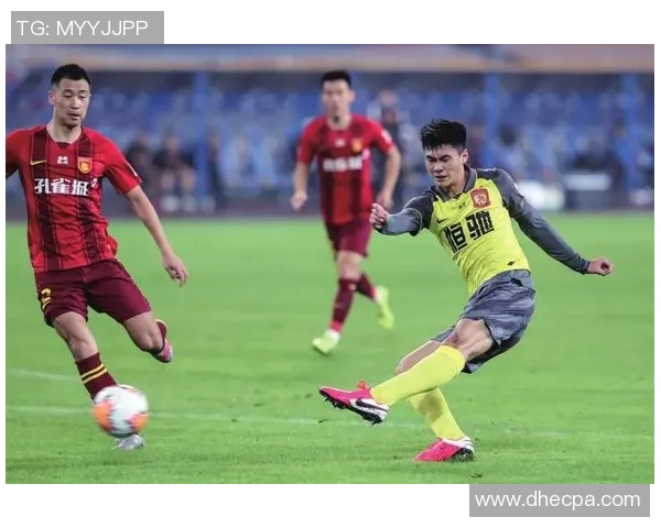 广州恒大与河北华夏的巅峰对决展现中超联赛的激烈竞争与精彩瞬间 广州恒大与河北华夏的巅峰对决展现中超联赛的激烈竞争与精彩瞬间